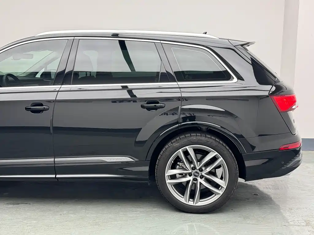 Audi Q7 — фото 9