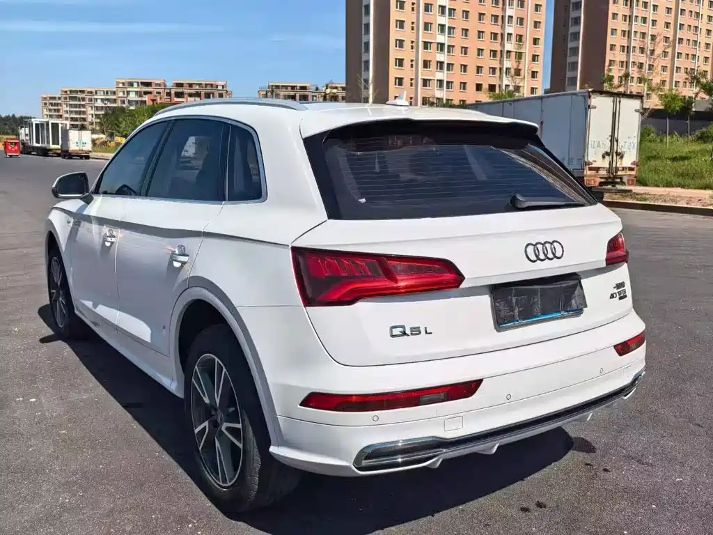 Audi Q5L — фото 5