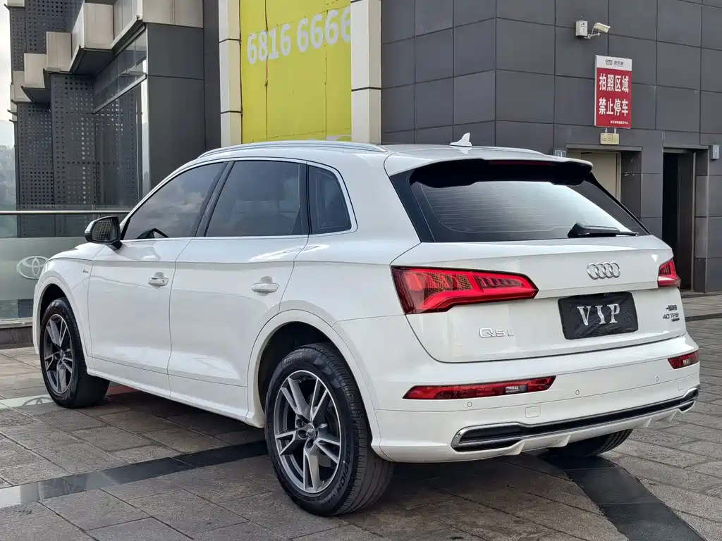 Audi Q5L — фото 22