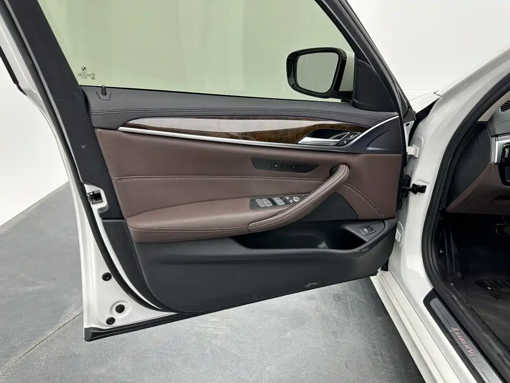 BMW 5 Series — фото 11
