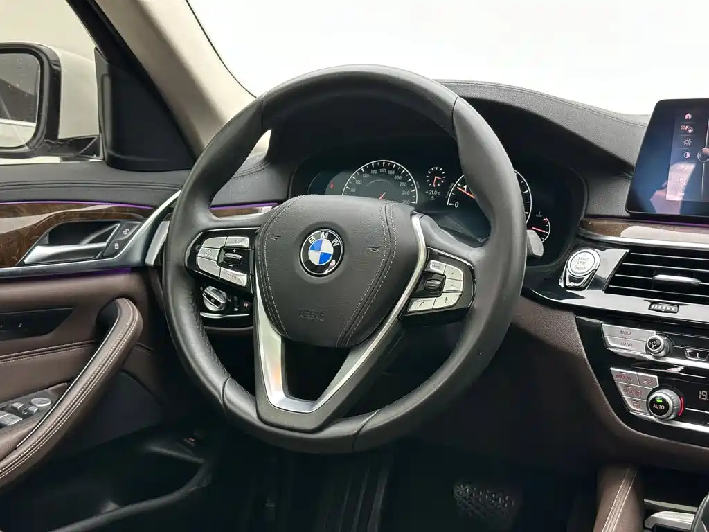 BMW 5 Series — фото 18