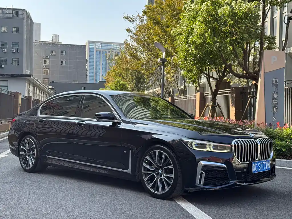 BMW 7 Series — фото 1