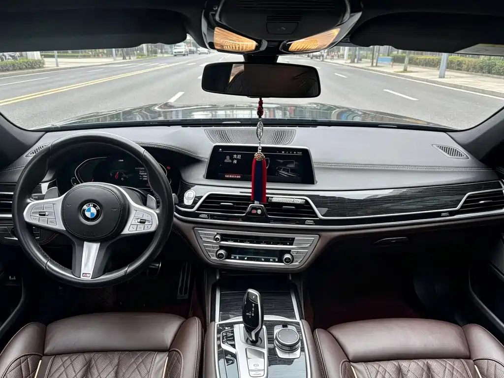 BMW 7 Series — фото 10