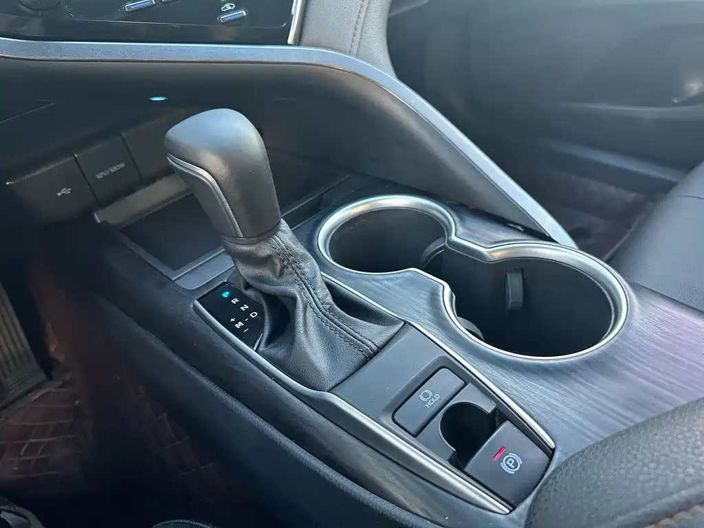 Toyota Camry — фото 14