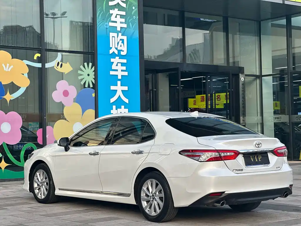 Toyota Camry — фото 18