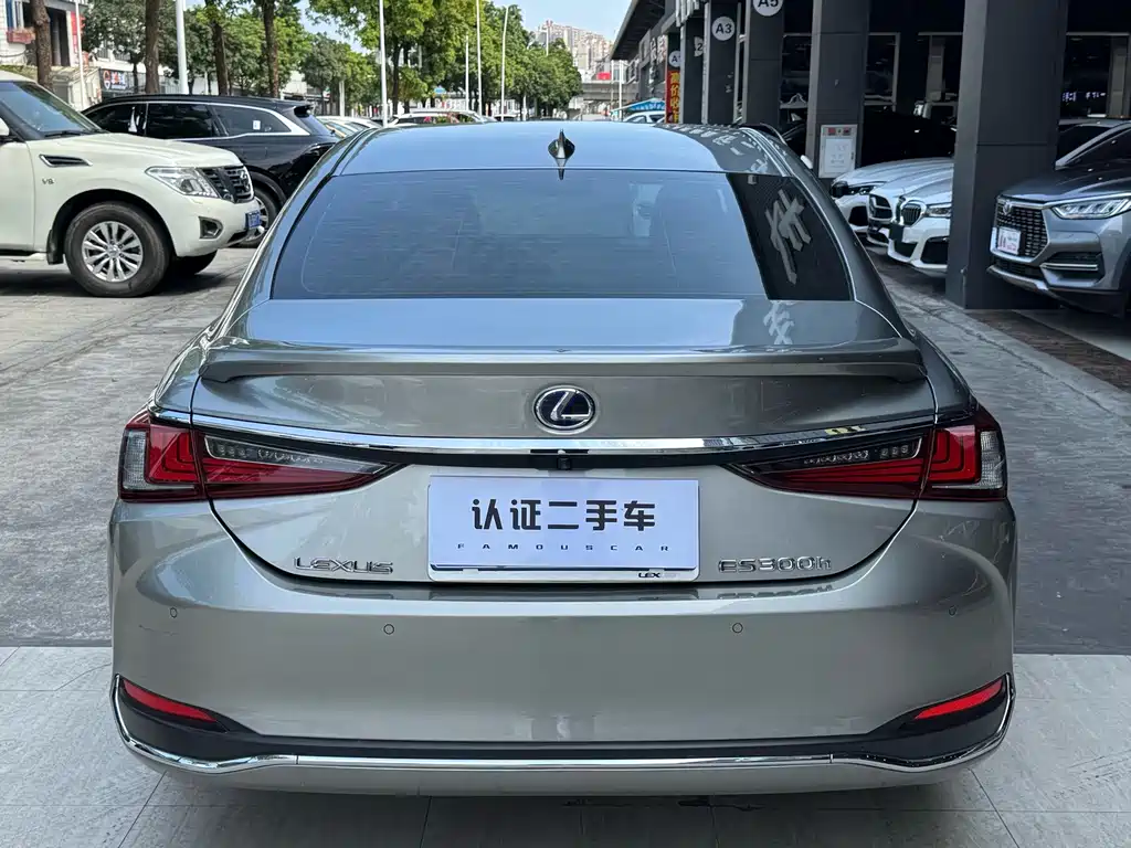 Lexus ES — фото 11