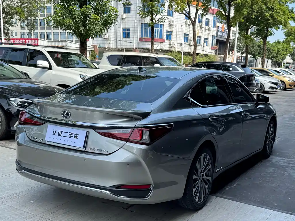 Lexus ES — фото 12