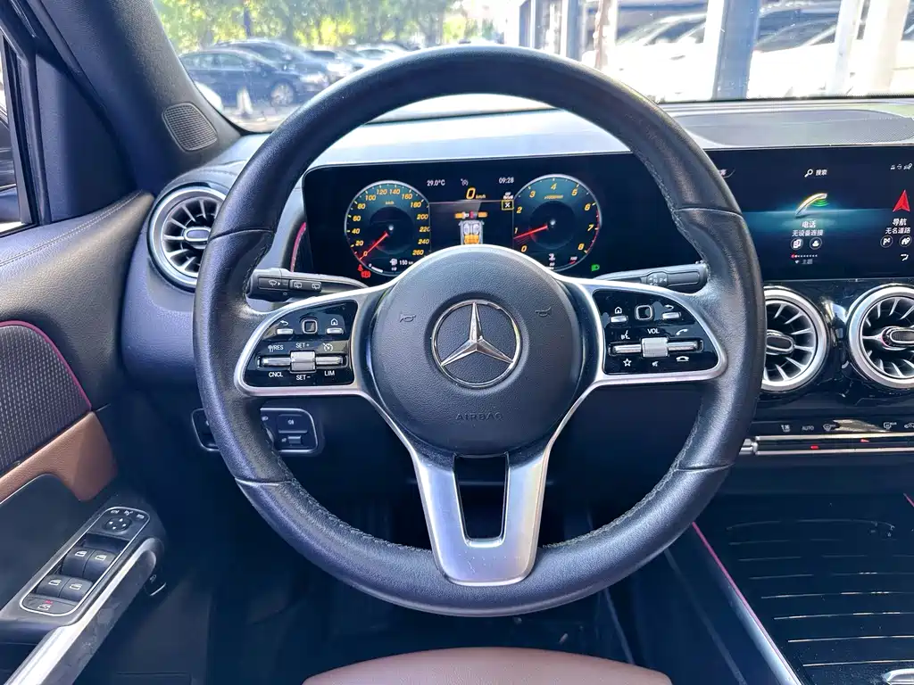 Mercedes-Benz GLB — фото 10