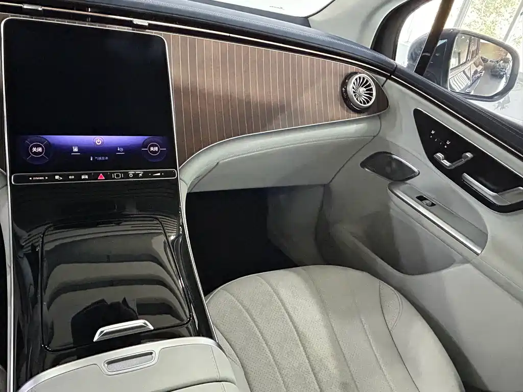 Mercedes-Benz EQE SUV — фото 13