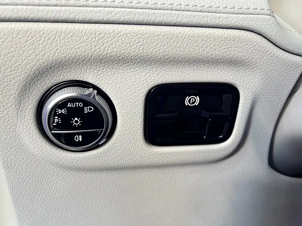 Mercedes-Benz EQE SUV — фото 18