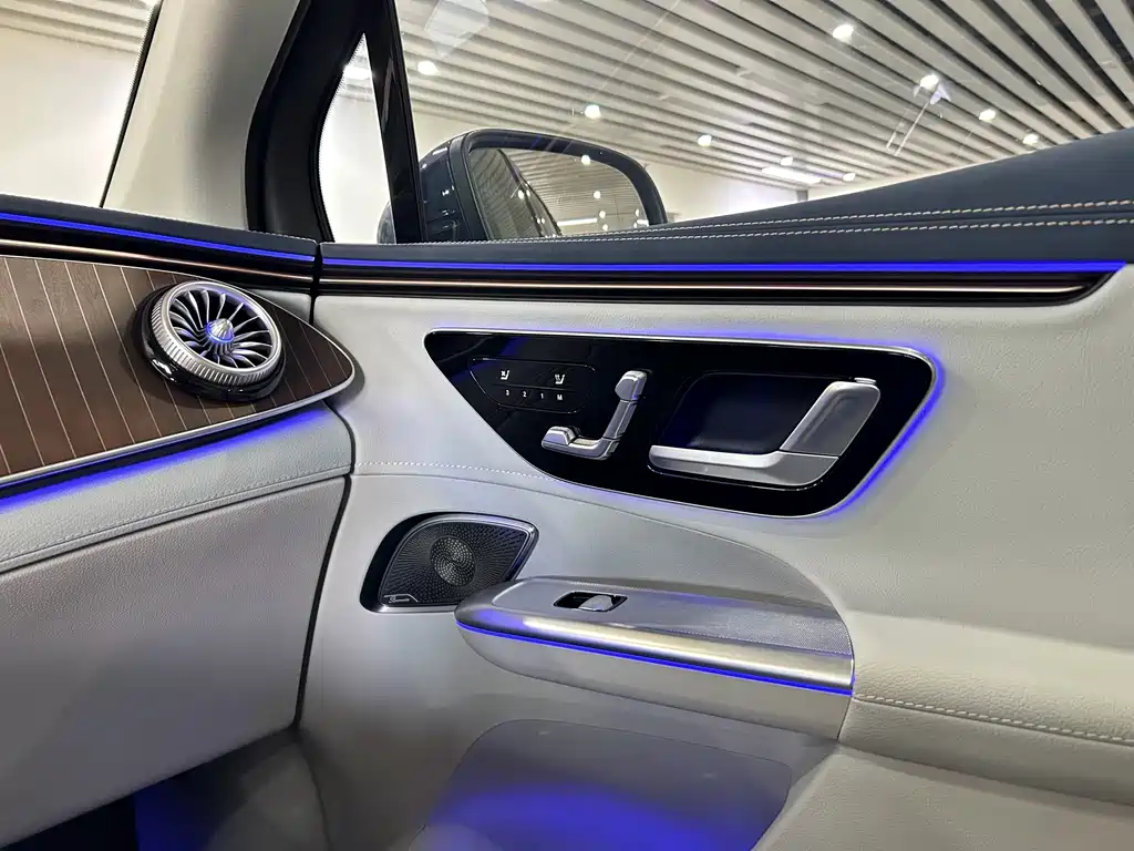 Mercedes-Benz EQE SUV — фото 20