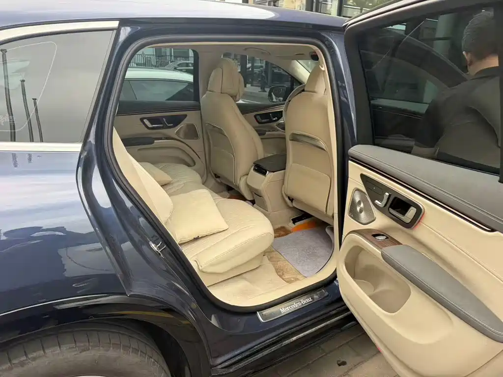 Mercedes-Benz EQS SUV — фото 4
