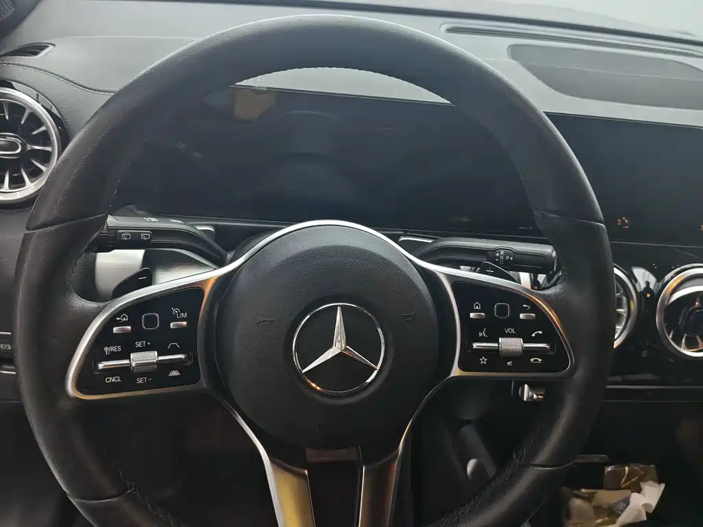 Mercedes-Benz EQB — фото 11