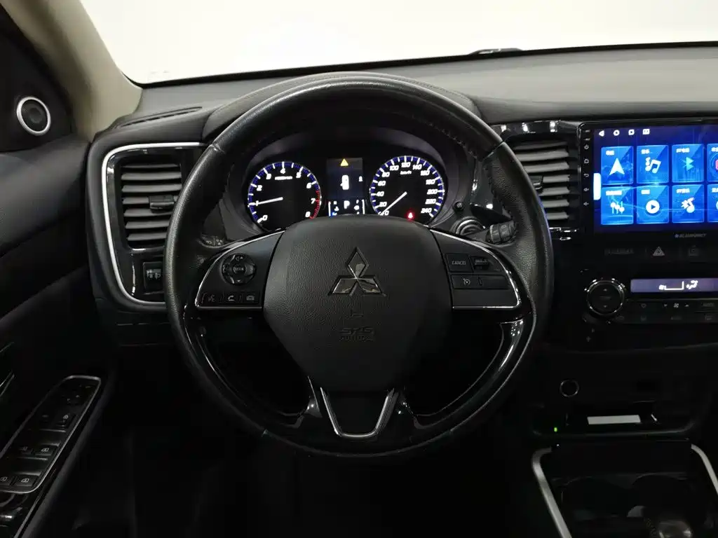 Mitsubishi Outlander — фото 11