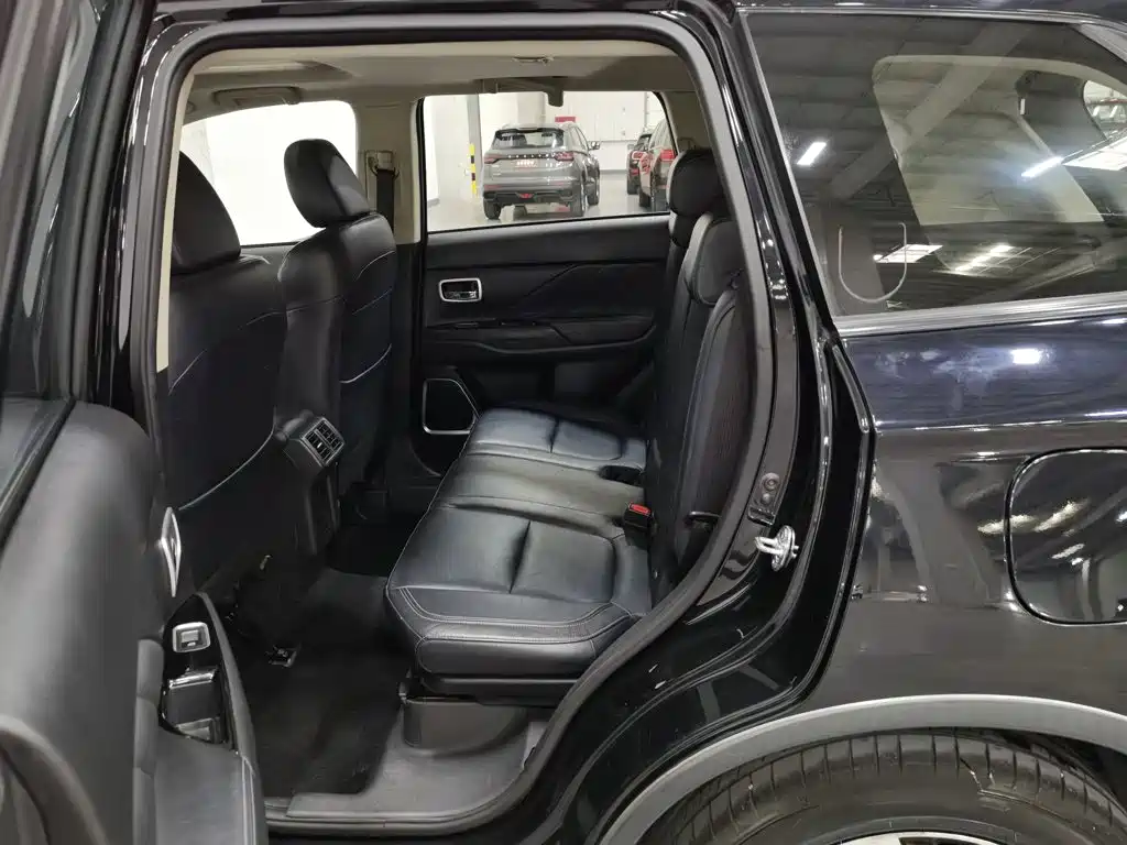 Mitsubishi Outlander — фото 15