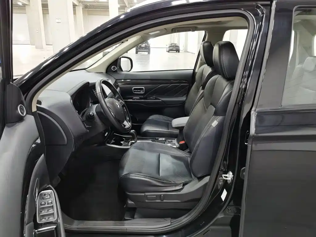 Mitsubishi Outlander — фото 10