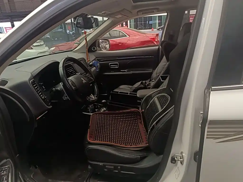 Mitsubishi Outlander — фото 14