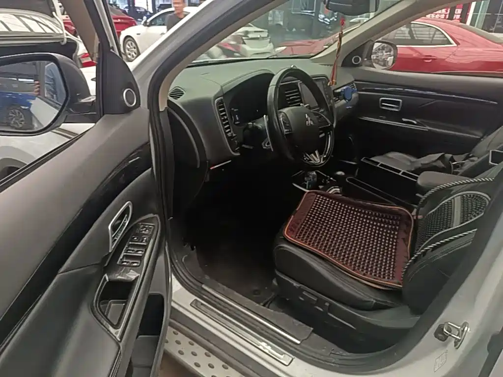 Mitsubishi Outlander — фото 15