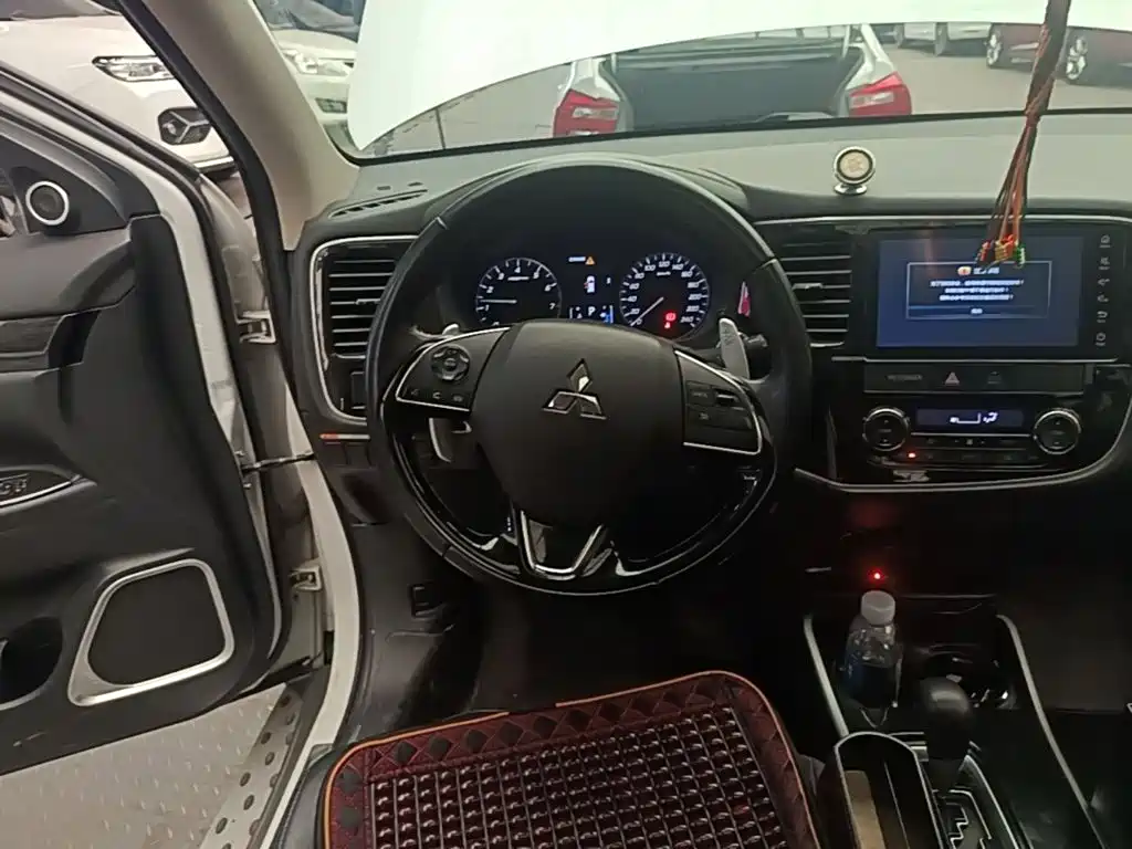 Mitsubishi Outlander — фото 10