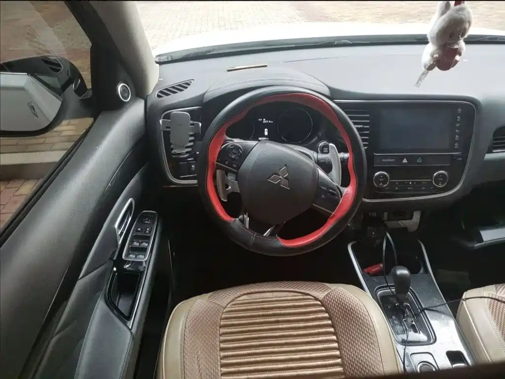 Mitsubishi Outlander — фото 11