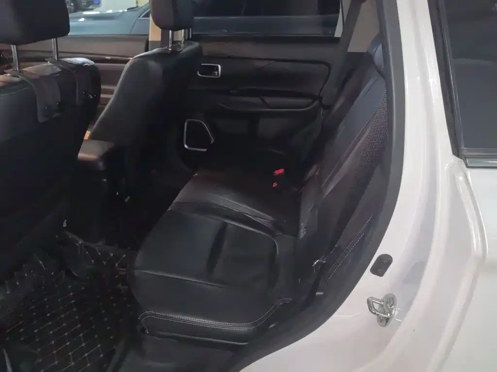 Mitsubishi Outlander — фото 13