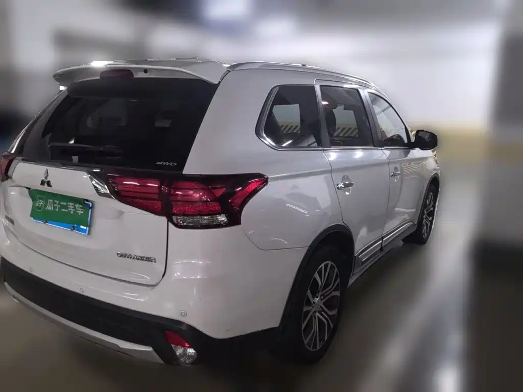 Mitsubishi Outlander — фото 4