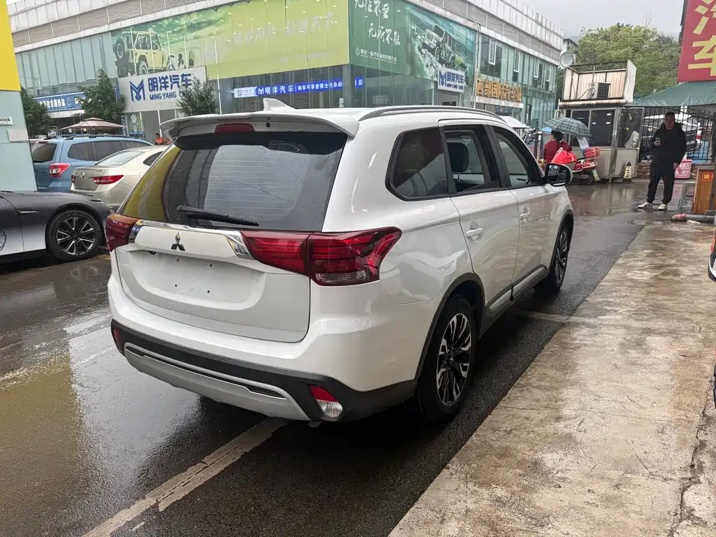 Mitsubishi Outlander — фото 10