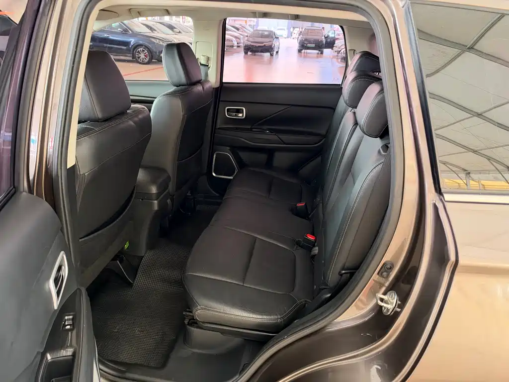 Mitsubishi Outlander — фото 11