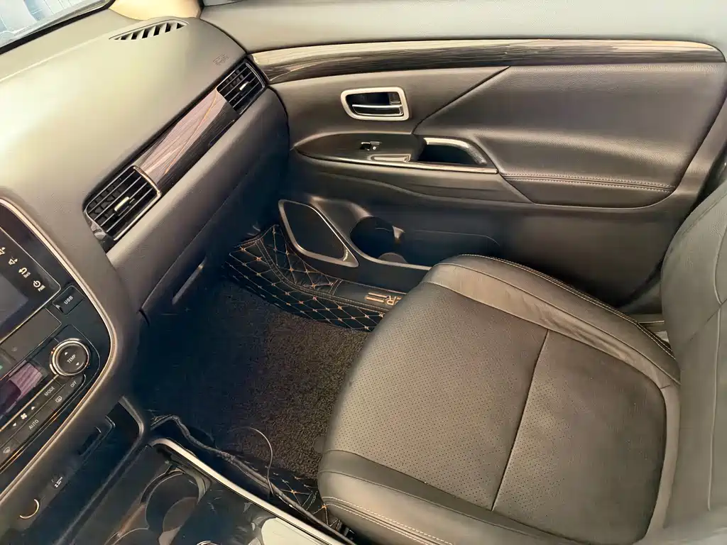 Mitsubishi Outlander — фото 19