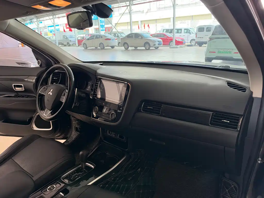 Mitsubishi Outlander — фото 25