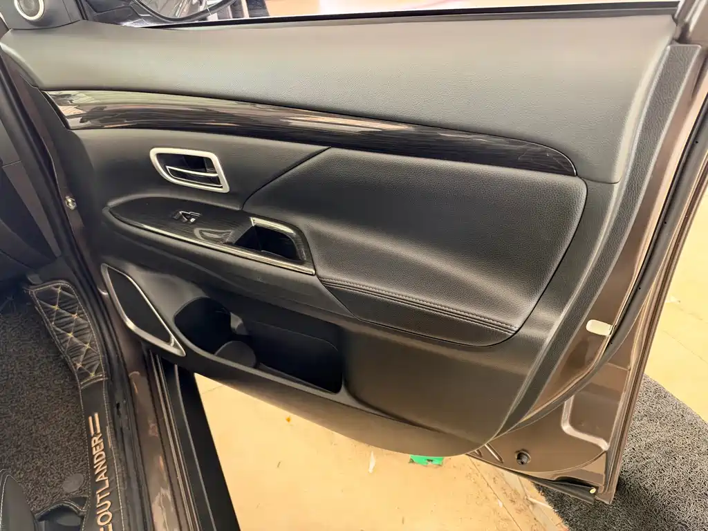 Mitsubishi Outlander — фото 27