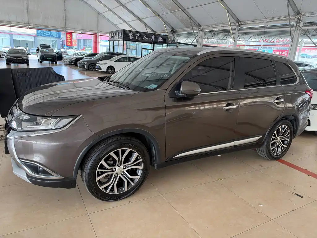 Mitsubishi Outlander — фото 10