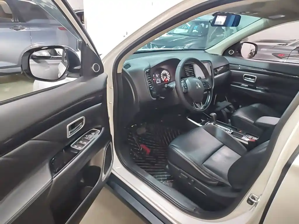 Mitsubishi Outlander — фото 15