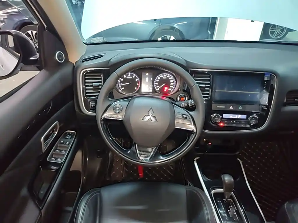 Mitsubishi Outlander — фото 10
