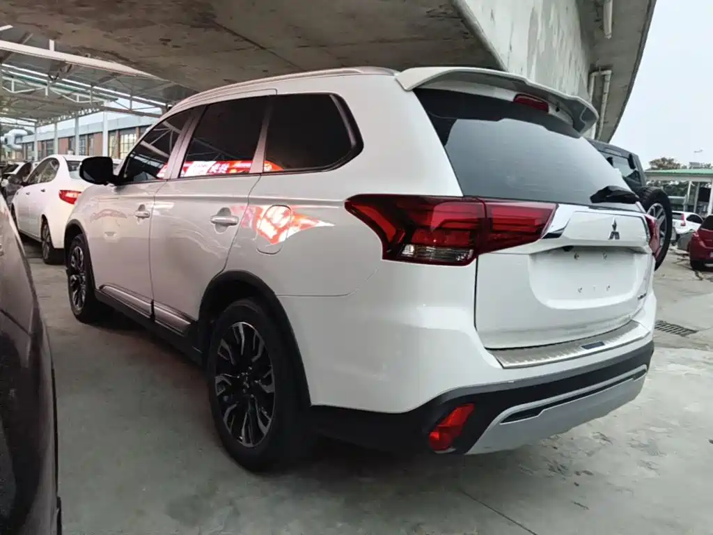 Mitsubishi Outlander — фото 4
