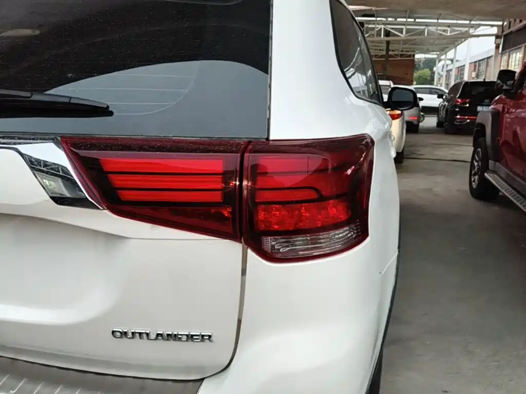 Mitsubishi Outlander — фото 7