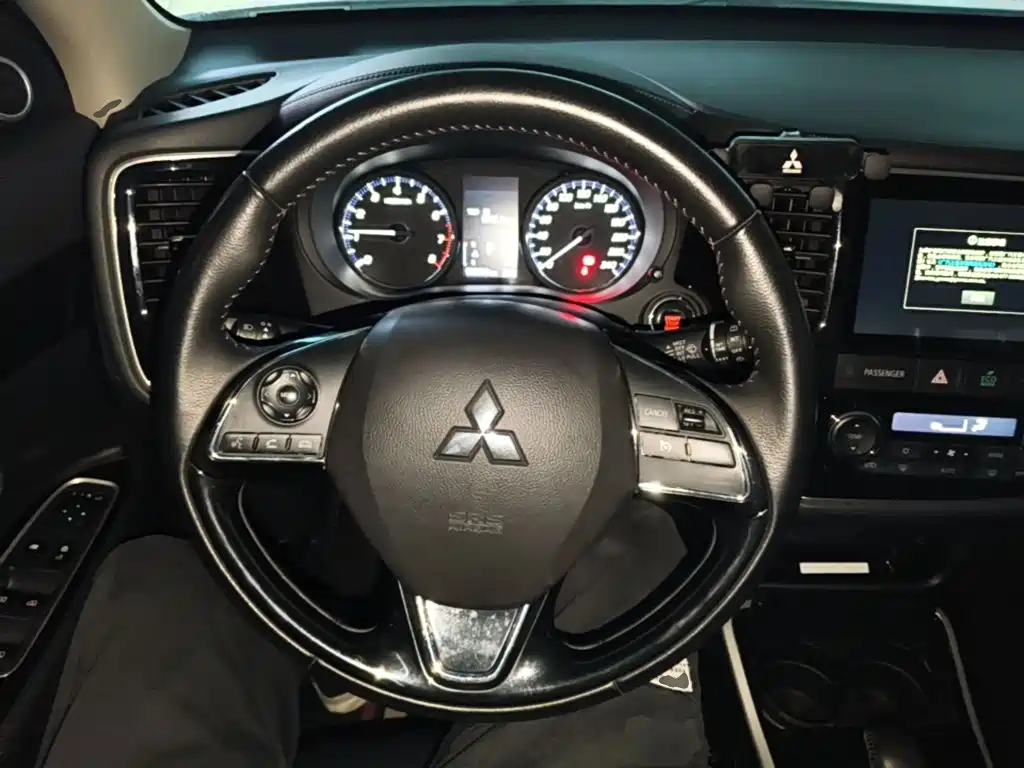 Mitsubishi Outlander — фото 10
