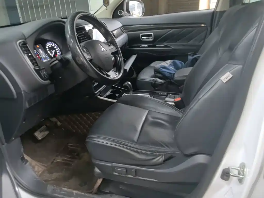 Mitsubishi Outlander — фото 14