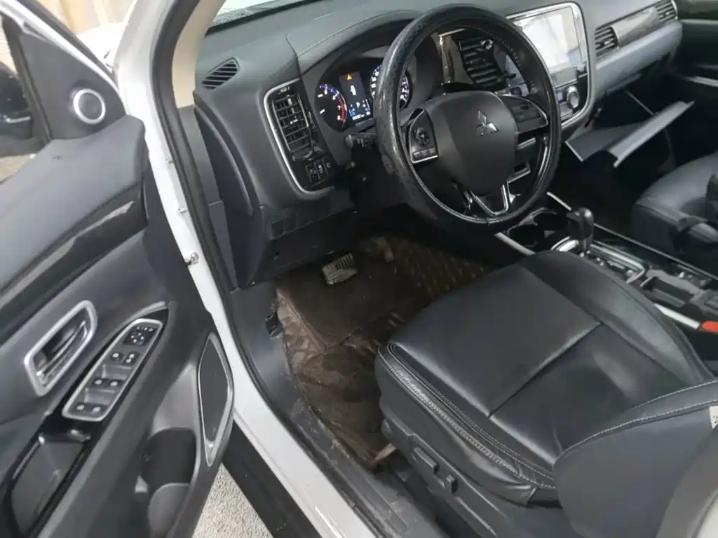 Mitsubishi Outlander — фото 15