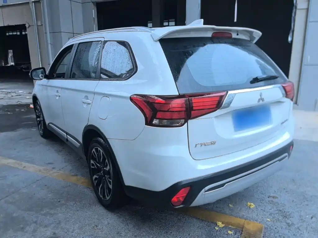 Mitsubishi Outlander — фото 4