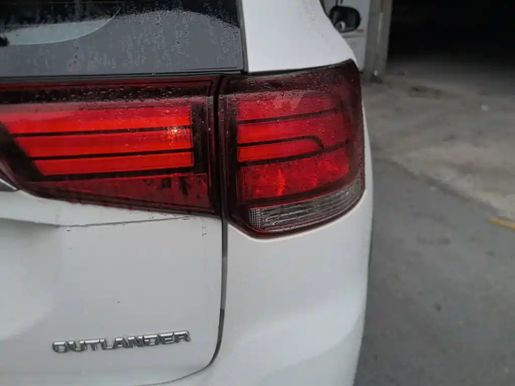 Mitsubishi Outlander — фото 7