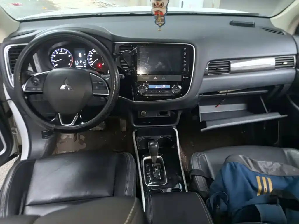 Mitsubishi Outlander — фото 9