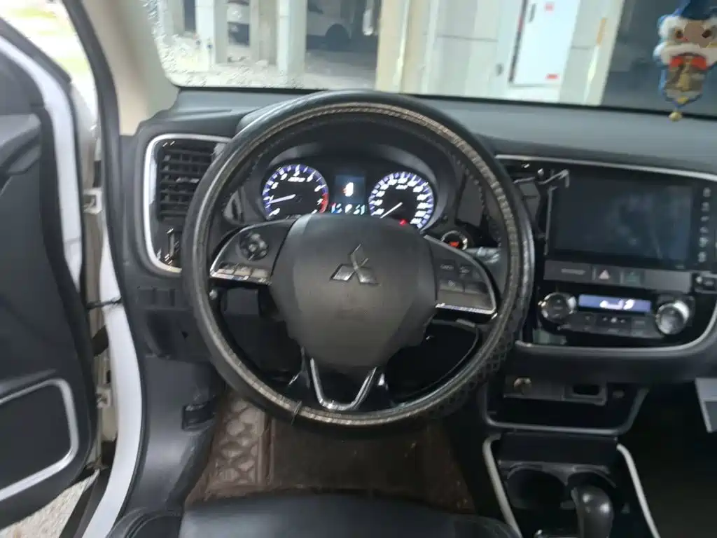 Mitsubishi Outlander — фото 10
