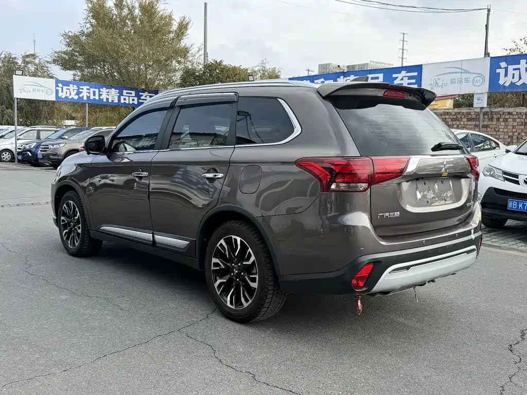 Mitsubishi Outlander — фото 7