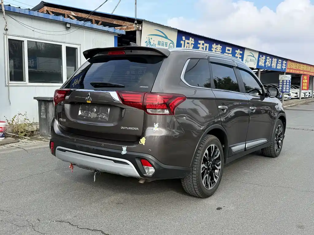 Mitsubishi Outlander — фото 9