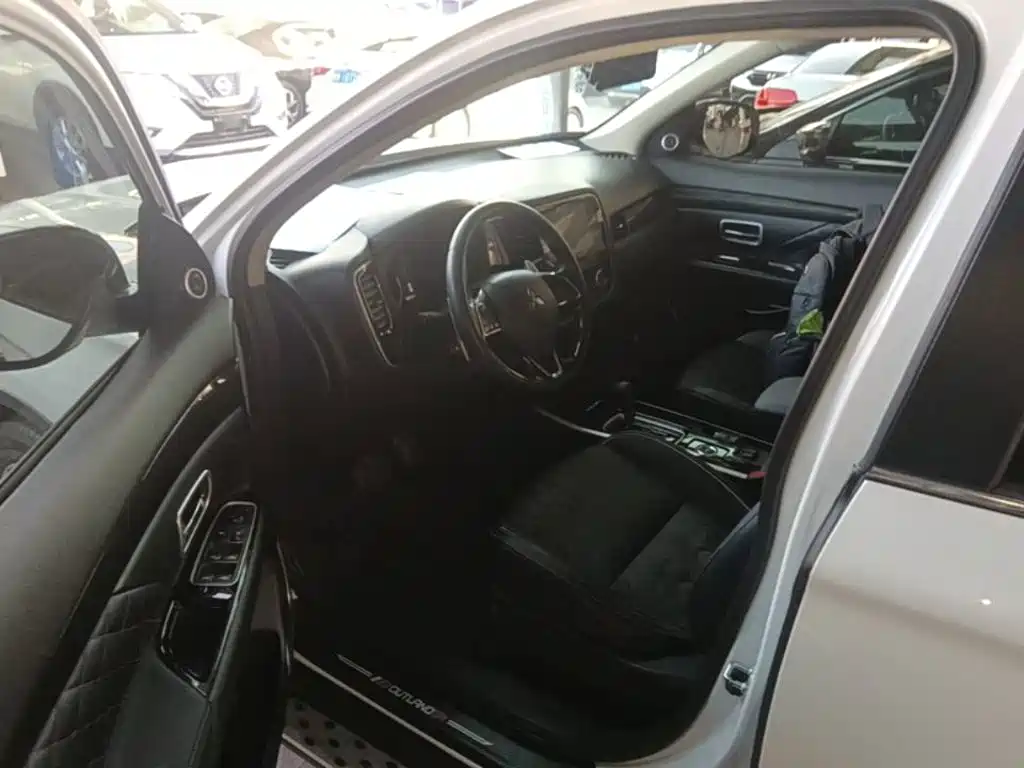 Mitsubishi Outlander — фото 15