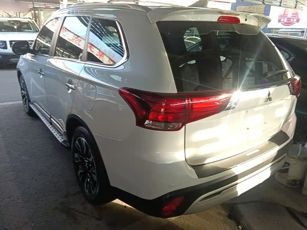 Mitsubishi Outlander — фото 4