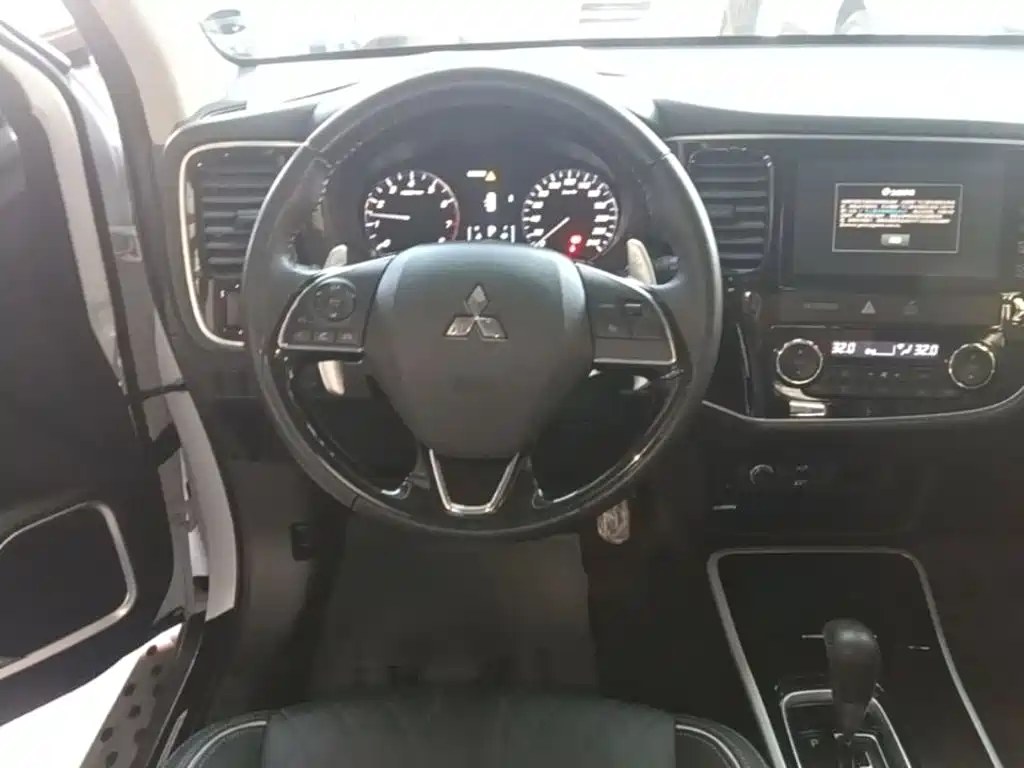 Mitsubishi Outlander — фото 10
