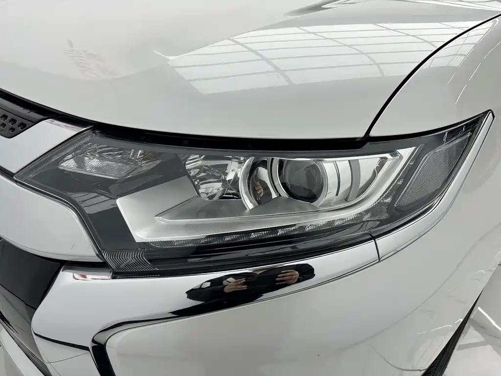 Mitsubishi Outlander — фото 11