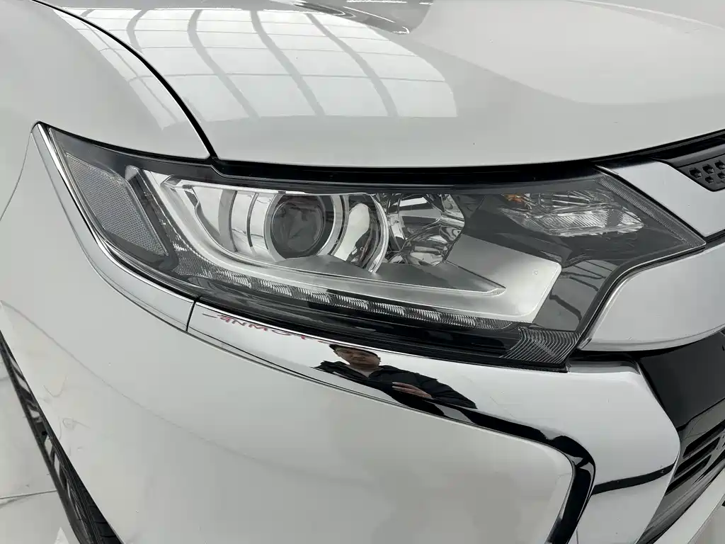 Mitsubishi Outlander — фото 10